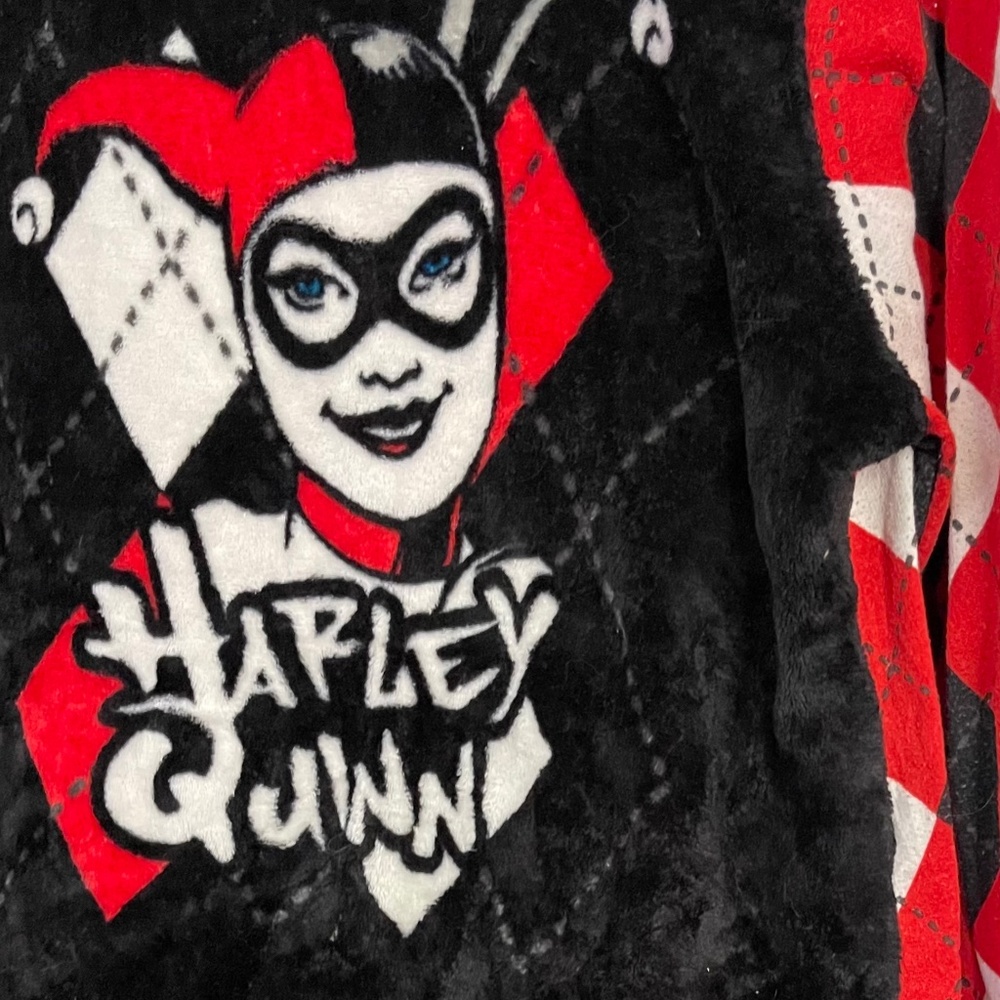 Halloween dress of Harley Quinn.Black, white and red 14/18Lg Xlg. Comfortable.